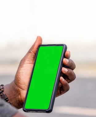 Siyah akıllı telefon tutan Afrikalı işadamı