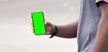 Beyaz beyaz ekran akıllı telefon tutan Afrikalı genç bir adamın eli