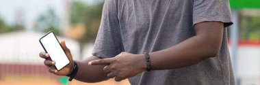 Beyaz beyaz ekran akıllı telefon tutan Afrikalı genç bir adamın eli