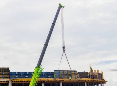 İnşaat vinçleri ve çok katlı bui 'nin inşaatı