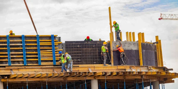 İnşaat halindeki çok katlı evler