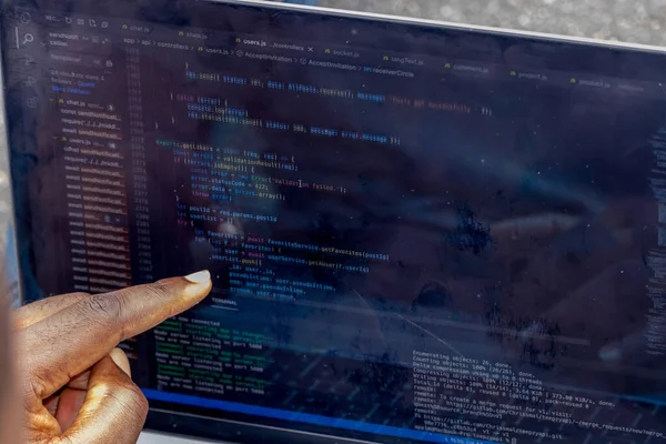 Programlama ve kodlama teknolojilerinin geliştirilmesi. Web sitesi tasarımı. Yazılım üzerine çalışan bir programcı.