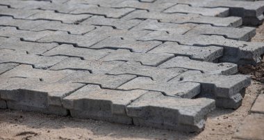 Asfalt döşeme uzun ömürlü ve zamansız bir giriş yaratmak için ideal bir tekniktir..