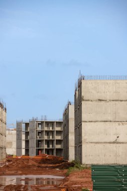 Afrika 'da birkaç yeni bina inşaatı, kırsal kesimde muhteşem bir inşaat.