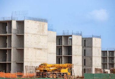 Afrika 'da birkaç yeni bina inşaatı, kırsal kesimde muhteşem bir inşaat.