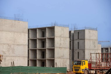 Afrika 'da birkaç yeni bina inşaatı, kırsal kesimde muhteşem bir inşaat.