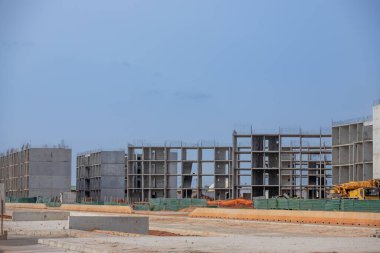 Afrika 'da birkaç yeni bina inşaatı, kırsal kesimde muhteşem bir inşaat.