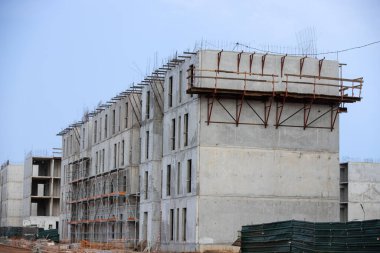 Afrika 'da birkaç yeni bina inşaatı, kırsal kesimde muhteşem bir inşaat.