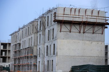 Afrika 'da birkaç yeni bina inşaatı, kırsal kesimde muhteşem bir inşaat.