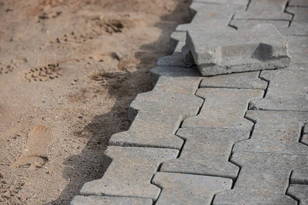 Asfalt döşeme uzun ömürlü ve zamansız bir giriş yaratmak için ideal bir tekniktir..