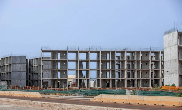 Afrika 'da birkaç yeni bina inşaatı, kırsal kesimde muhteşem bir inşaat.