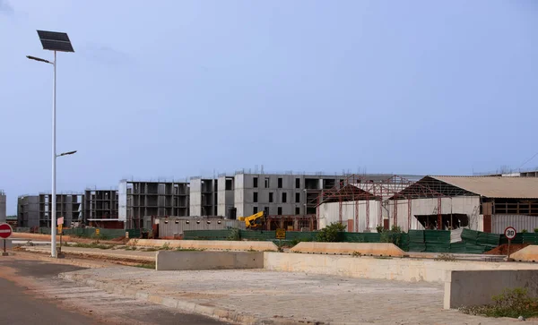 Afrika 'da birkaç yeni bina inşaatı, kırsal kesimde muhteşem bir inşaat.