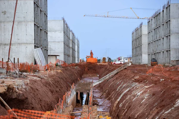 Afrika 'da birkaç yeni bina inşaatı, kırsal kesimde muhteşem bir inşaat.