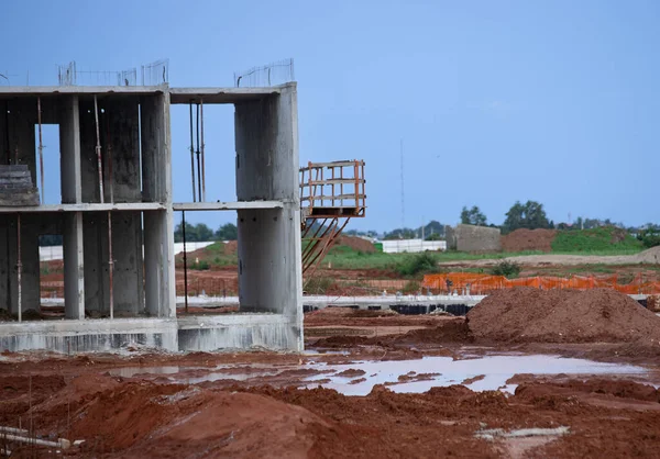 Afrika 'da birkaç yeni bina inşaatı, kırsal kesimde muhteşem bir inşaat.