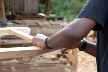 Bir araya getirilmesi planlanan küçük bölümlerden ahşap yapılar üretilmesi ile ilgili sanatsal veya endüstriyel faaliyet.