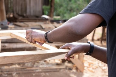 Bir araya getirilmesi planlanan küçük bölümlerden ahşap yapılar üretilmesi ile ilgili sanatsal veya endüstriyel faaliyet.