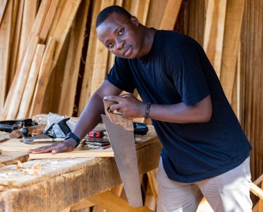 Bir araya getirilmesi planlanan küçük bölümlerden ahşap yapılar üretilmesi ile ilgili sanatsal veya endüstriyel faaliyet.