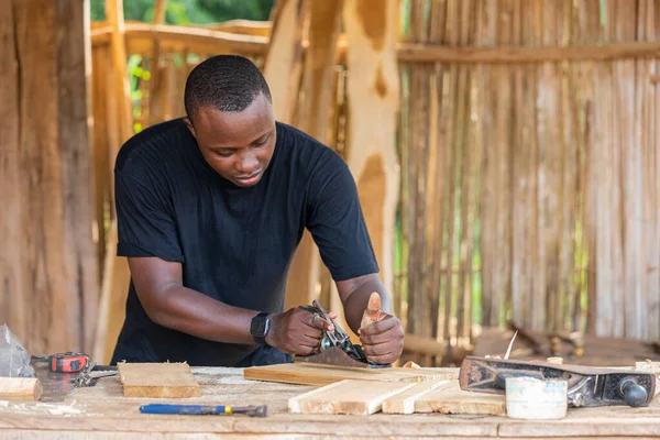 Düşük kareli ahşap işçiliği, mobilya üretimi ya da binaların dekorasyonu ve donanımı için tasarlanmıştır.
