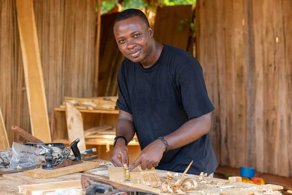 Düşük kareli ahşap işçiliği, mobilya üretimi ya da binaların dekorasyonu ve donanımı için tasarlanmıştır.