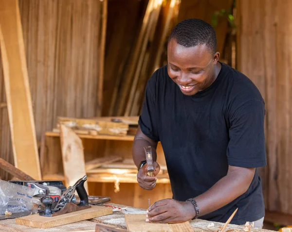 Düşük kareli ahşap işçiliği, mobilya üretimi ya da binaların dekorasyonu ve donanımı için tasarlanmıştır.