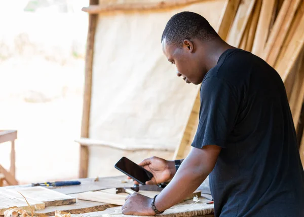 Düşük kareli ahşap işçiliği, mobilya üretimi ya da binaların dekorasyonu ve donanımı için tasarlanmıştır.
