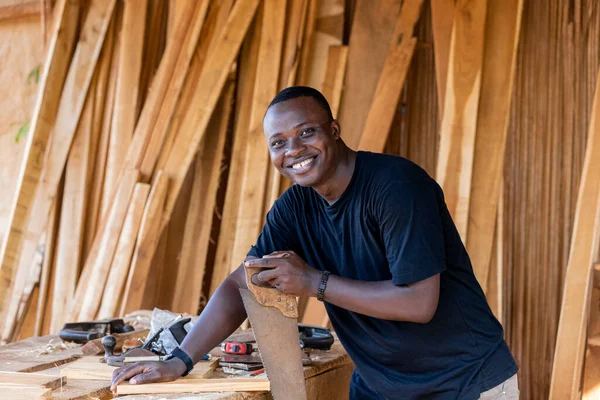 Bir araya getirilmesi planlanan küçük bölümlerden ahşap yapılar üretilmesi ile ilgili sanatsal veya endüstriyel faaliyet.