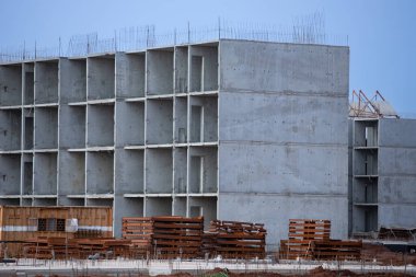 Afrika 'da birkaç yeni bina inşaatı, kırsal kesimde muhteşem bir inşaat.