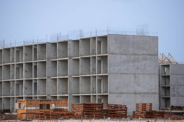 Afrika 'da birkaç yeni bina inşaatı, kırsal kesimde muhteşem bir inşaat.