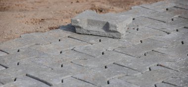 Asfalt döşeme uzun ömürlü ve zamansız bir giriş yaratmak için ideal bir tekniktir..