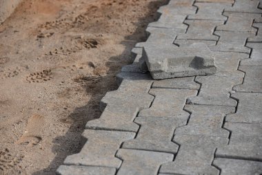 Asfalt döşeme uzun ömürlü ve zamansız bir giriş yaratmak için ideal bir tekniktir..