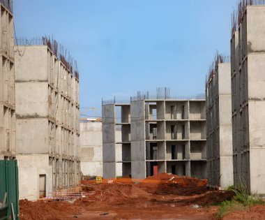 Afrika 'da birkaç yeni bina inşaatı, kırsal kesimde muhteşem bir inşaat.