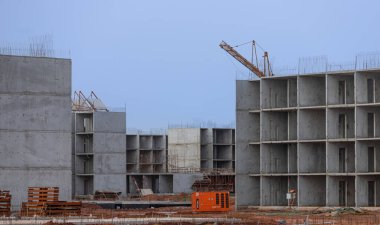 Afrika 'da birkaç yeni bina inşaatı, kırsal kesimde muhteşem bir inşaat.