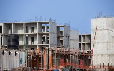 Afrika 'da birkaç yeni bina inşaatı, kırsal kesimde muhteşem bir inşaat.