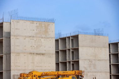 Afrika 'da birkaç yeni bina inşaatı, kırsal kesimde muhteşem bir inşaat.