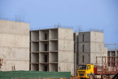 Afrika 'da birkaç yeni bina inşaatı, kırsal kesimde muhteşem bir inşaat.