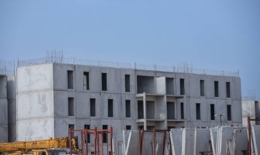 Afrika 'da birkaç yeni bina inşaatı, kırsal kesimde muhteşem bir inşaat.