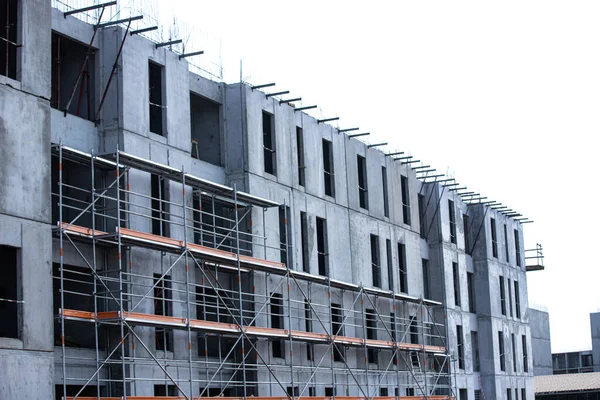 Afrika 'da birkaç yeni bina inşaatı, kırsal kesimde muhteşem bir inşaat.