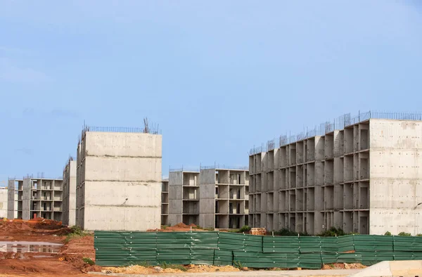 Afrika 'da birkaç yeni bina inşaatı, kırsal kesimde muhteşem bir inşaat.
