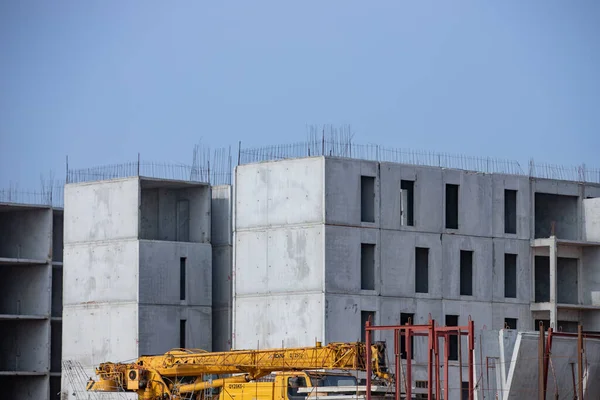 Afrika 'da birkaç yeni bina inşaatı, kırsal kesimde muhteşem bir inşaat.