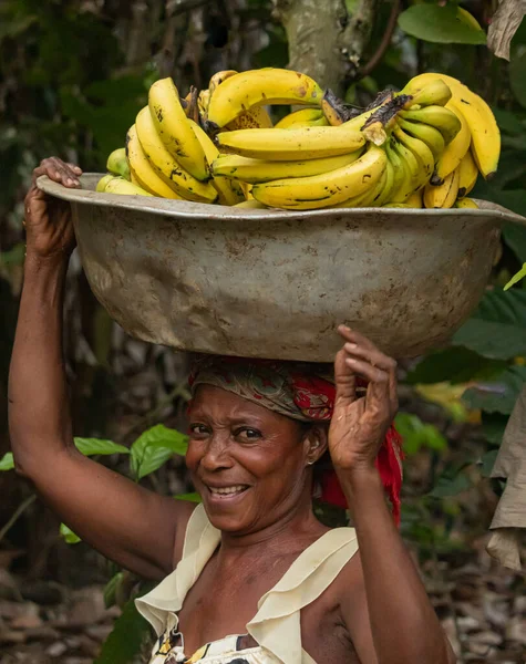 Köylerdeki cesur bir kadın tarafından muz ticareti ve yetiştirilmesi.