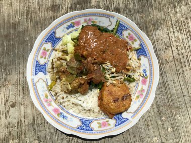 Nasi Pecel. Geleneksel Java pilavı buğulanmış pirinç, sebze salatası, fıstık sosu.