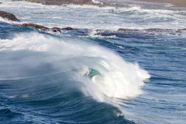 Kuzey Kaliforniya kıyısındaki bir dalganın namlusuna bir bakış.