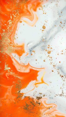 Bu çarpıcı görüntü, altın beneklerle sarmalanmış mercan renklerinin canlı bir dansını yakalar, kremsi mermer bir arka planda kıvrılarak.