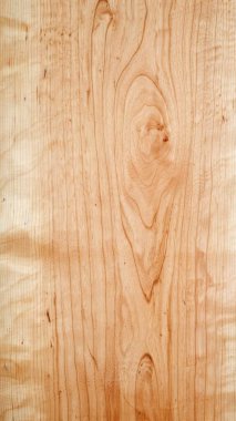 Bu resim hafif doğal akçaağaç ağacının zerafetini gösteriyor, eşsiz tahıl desenlerini vurguluyor..