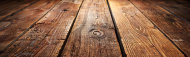 Bu panoramik görüntü zengin, sıcak tonlu ahşap döşeme tahtalarını geniş bir açıdan gösteriyor..