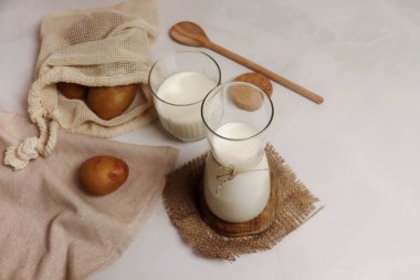 Kahvaltı için lezzetli patates sütü.
