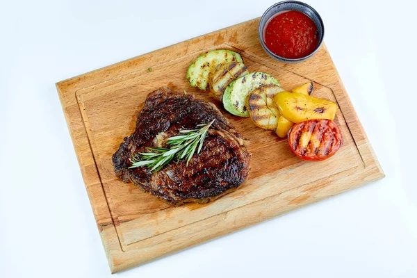 Grilovaný Steak Grilovanou Zeleninou Rajčatovou Omáčkou — Stock fotografie