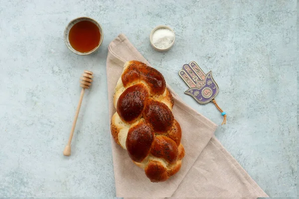 Şabat için taze Challah, bal ve tuzla servis edilir.