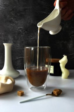 Kahvaltıda sütlü sıcak kahve.