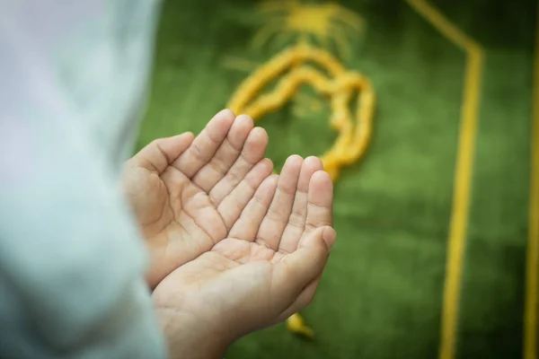 Carino Mani Bambina Pregando Dio Sul Tappeto Preghiera Ragazza Pregando — Foto Stock
